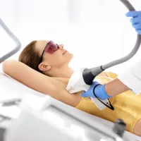 Kobieta w okularach ochronnych podczas zabiegu depilacji laserowej Vectus w salonie Prestige Laser we Wrocławiu.