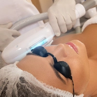 zbliżenie na twarz pacjentki podczas zabiegu fotoodmładzania w Prestige Laser Kosmetologia Estetyczna Wrocław