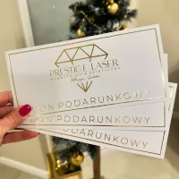 Trzy bony podarunkowe do salonu kosmetycznego Prestigelaser, w tle ozdobiona choinka.